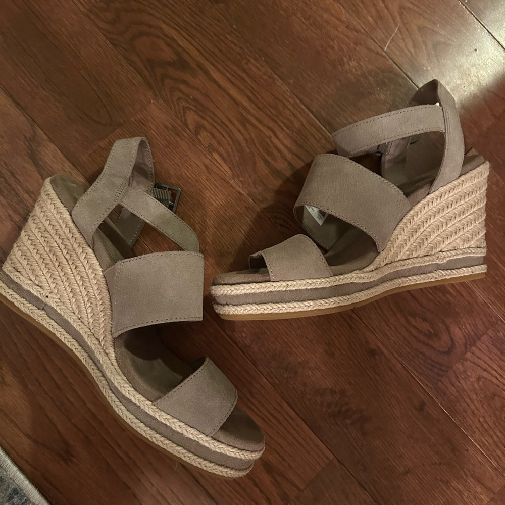 TOMS Women's Gray Wedge Sandals - Picture 2 of 7